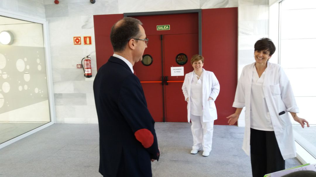 El Consejero de Salud, Pablo Fernández Muñiz, saluda a la directora durante su visita al centro de Barros El Consejero de Salud, Pablo Fernández Muñiz, saluda a la directora durante su visita al centro de Barros