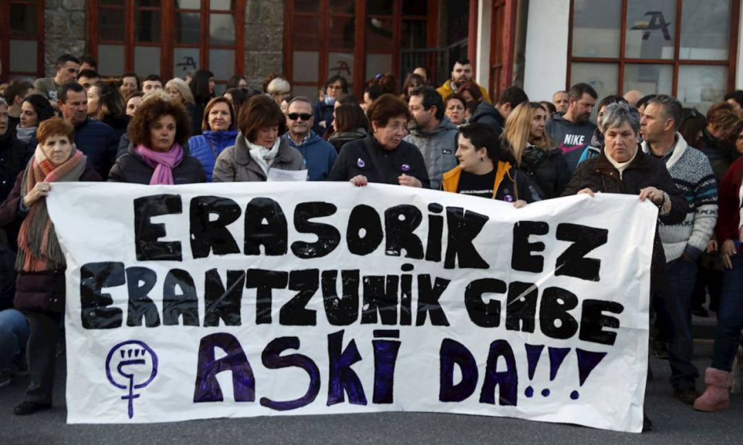 Concentración en Abanto tras el último crimen machista en Euskadi Concentración en Abanto tras el último crimen machista en Euskadi