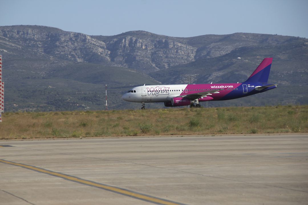 Avión de Wizz Air en el aeropuerto de Castellón Avión de Wizz Air en el aeropuerto de Castellón