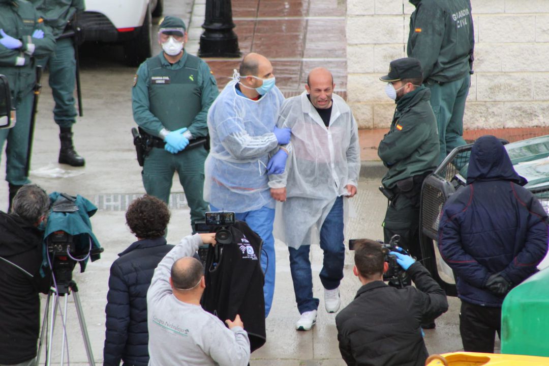 Rafael Vargas, alcalde de Alcalá del Valle, durante el traslado de los ancianos de la residencia Rafael Vargas, alcalde de Alcalá del Valle, durante el traslado de los ancianos de la residencia