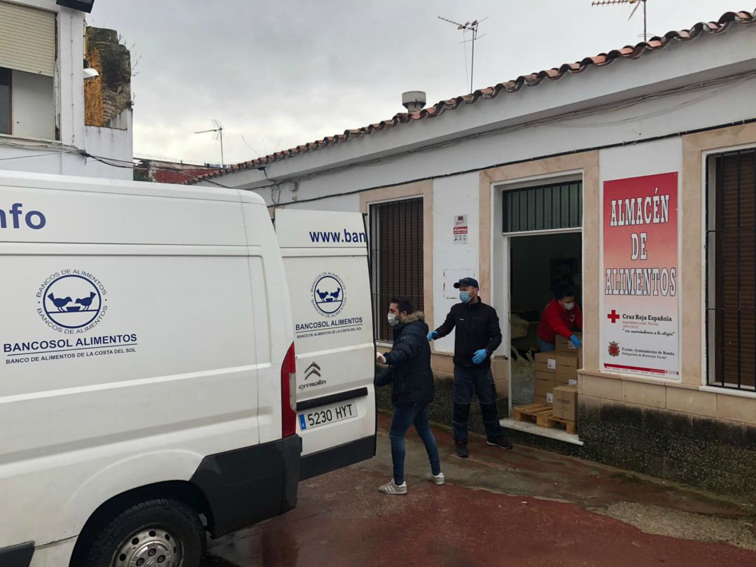 Las donaciones de productos se están trasladando al Almacén de Alimentos de Cruz Roja en el barrio de Padre Jesús, para ser repartido después entre las familias con menor recursos Las donaciones de productos se están trasladando al Almacén de Alimentos de Cruz Roja en el barrio de Padre Jesús, para ser repartido después entre las familias con menor recursos