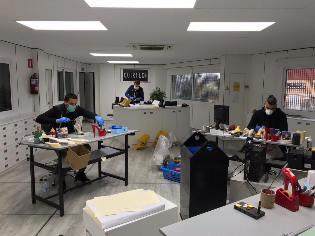 Grupo Cuirtec trabajando en sus instalaciones Grupo Cuirtec trabajando en sus instalaciones
