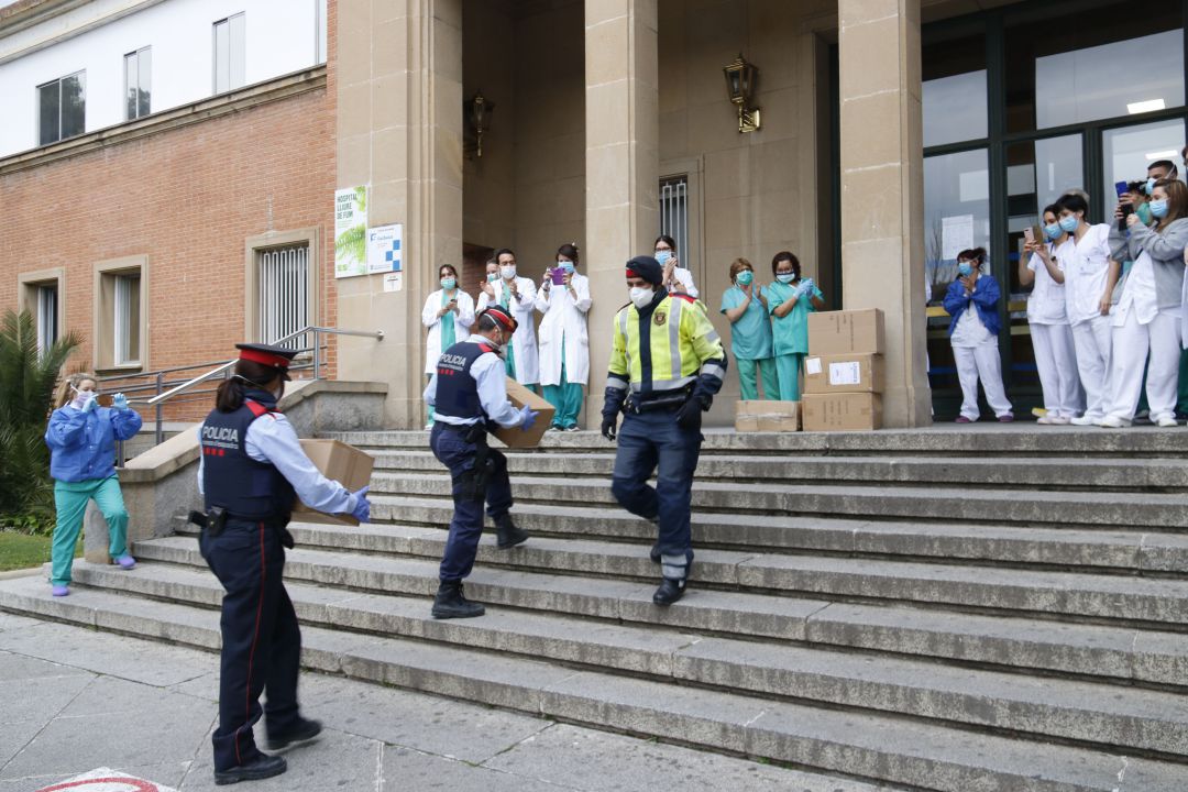 Mossos portant material al Trueta. Mossos portant material al Trueta.