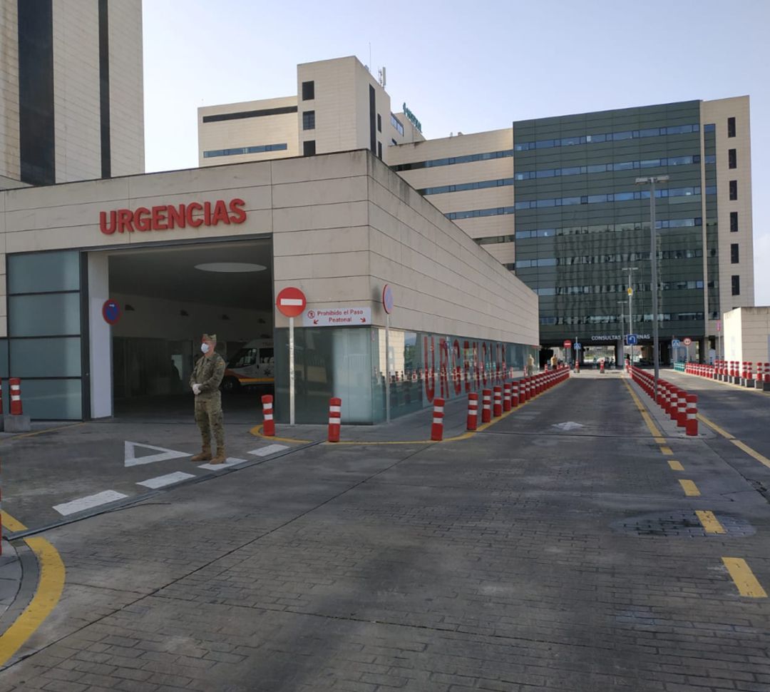 Un militar de La Legión vigila el servicio de Urgencias del hospital San Cecilio de Granada Un militar de La Legión vigila el servicio de Urgencias del hospital San Cecilio de Granada
