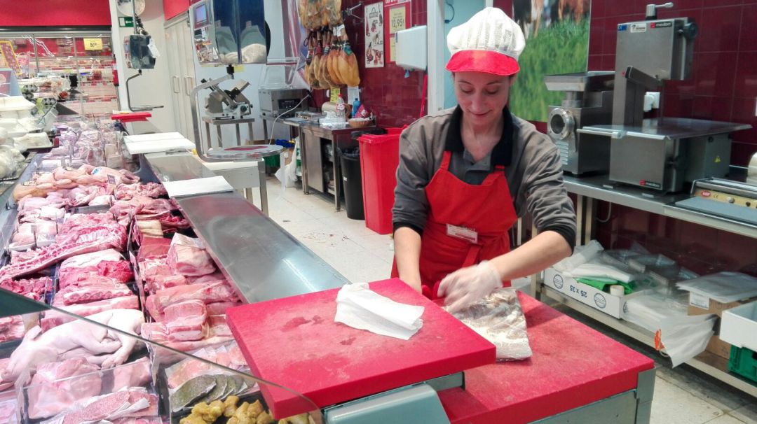 Cruz Roja lleva comida y bienes de primera necesidad a las personas mayores. Cruz Roja lleva comida y bienes de primera necesidad a las personas mayores.
