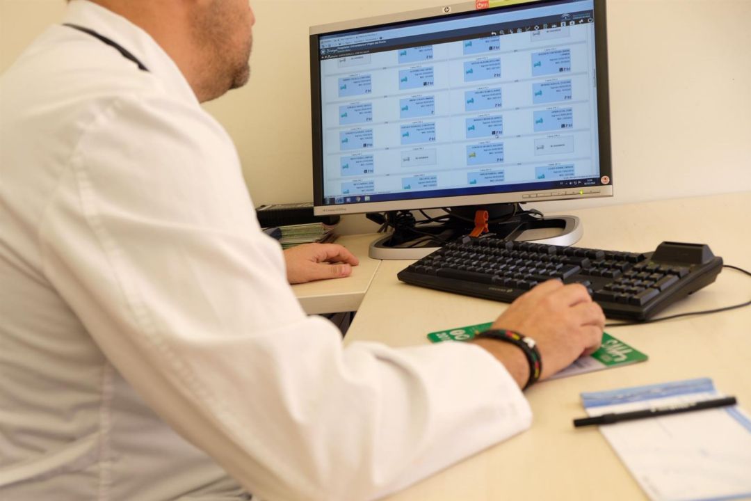Un facultativo en su consulta médica Un facultativo en su consulta médica