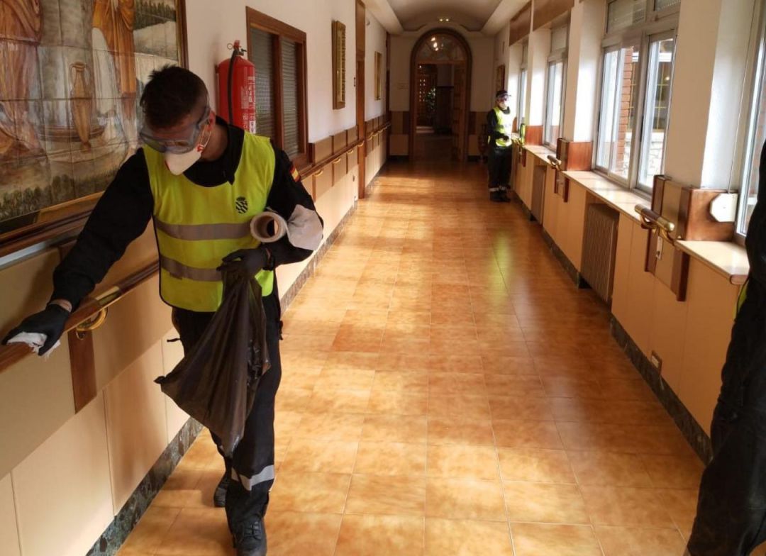 La UME desinfecta una residencia de mayores La UME desinfecta una residencia de mayores