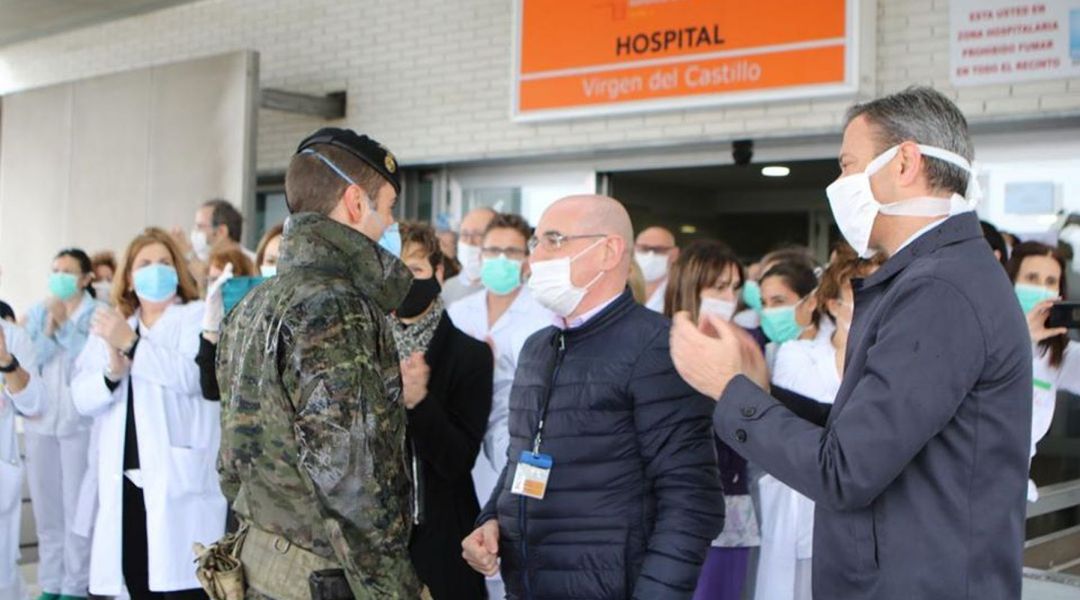 Un miembro del Ejercito saluda al personal del hospital en presencia del alcalde de Yecla Un miembro del Ejercito saluda al personal del hospital en presencia del alcalde de Yecla