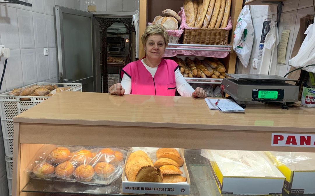 Mª Ángeles Cubero, dueña del obrador 'Horno Pencho', en su establecimiento del murciano barrio de Vistabella Mª Ángeles Cubero, dueña del obrador 'Horno Pencho', en su establecimiento del murciano barrio de Vistabella