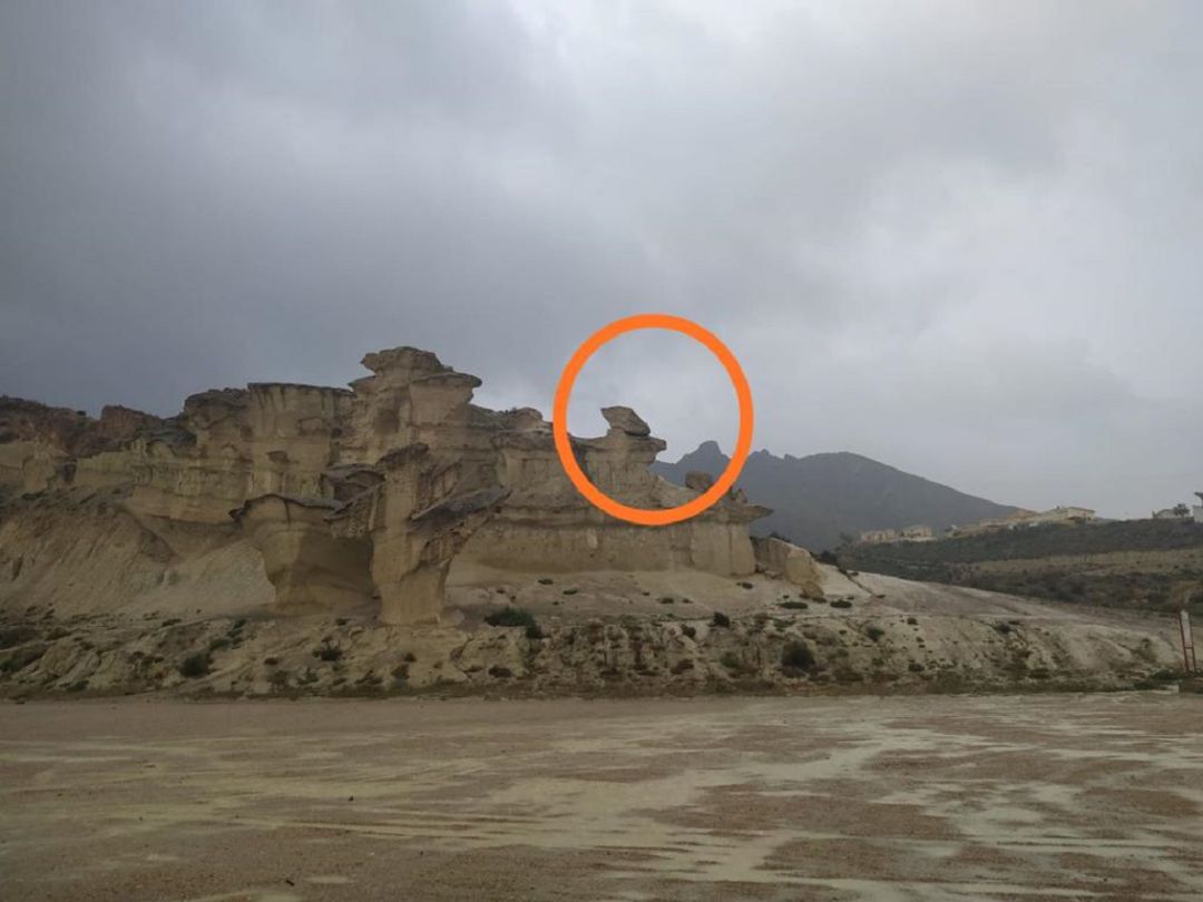 Las Erosiones de Bolnuevo, en Mazarrón, han aparecido este martes con uno de sus monolitos afectados Las Erosiones de Bolnuevo, en Mazarrón, han aparecido este martes con uno de sus monolitos afectados