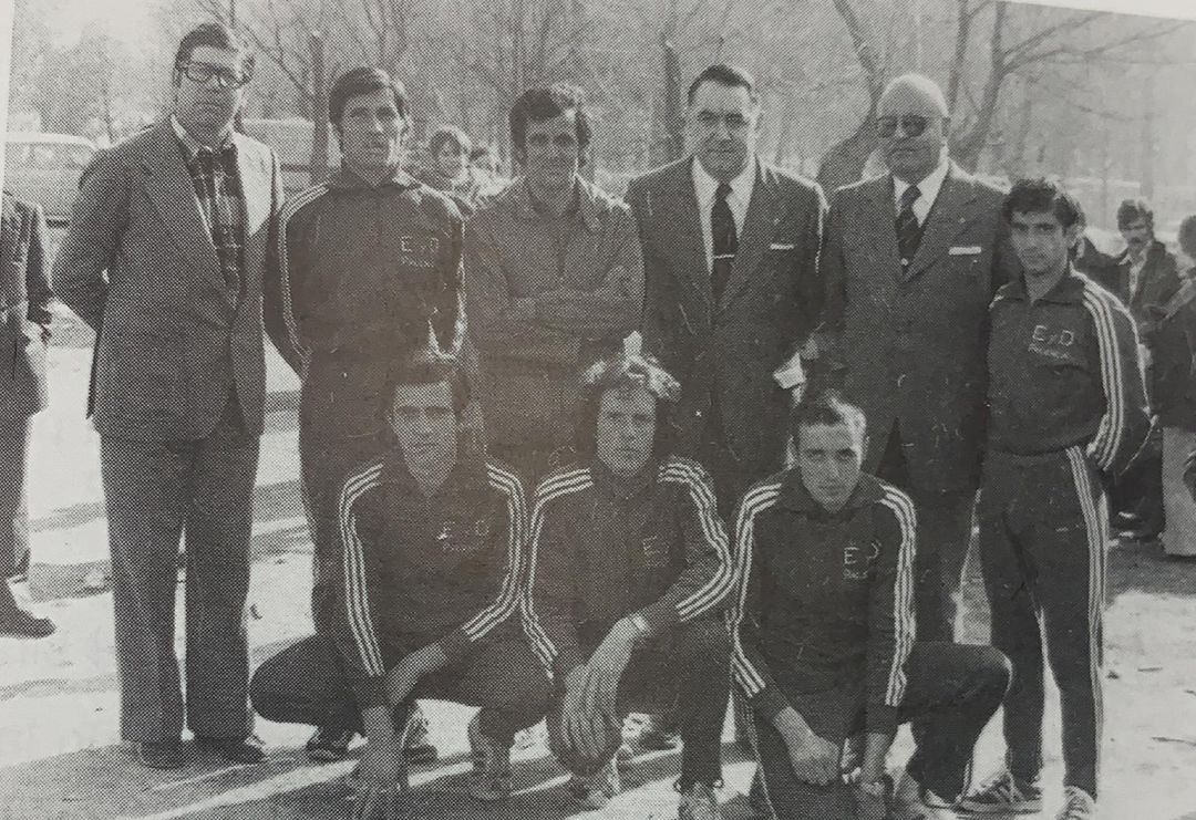 El ex atleta Vicente de la Parte, tercero por la izquierda en la parte inferior de la fotografía, en una imagen de sus tiempos como deportista en el equipo de Educación y Descanso. Ha fallecido a los 64 años por coronavirus El ex atleta Vicente de la Parte, tercero por la izquierda en la parte inferior de la fotografía, en una imagen de sus tiempos como deportista en el equipo de Educación y Descanso. Ha fallecido a los 64 años por coronavirus
