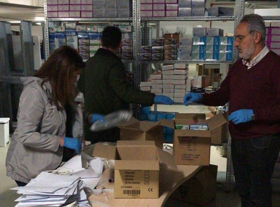 La xunta reparte guantes y mascarillas en los concellos de la provincia de Pontevedra La xunta reparte guantes y mascarillas en los concellos de la provincia de Pontevedra