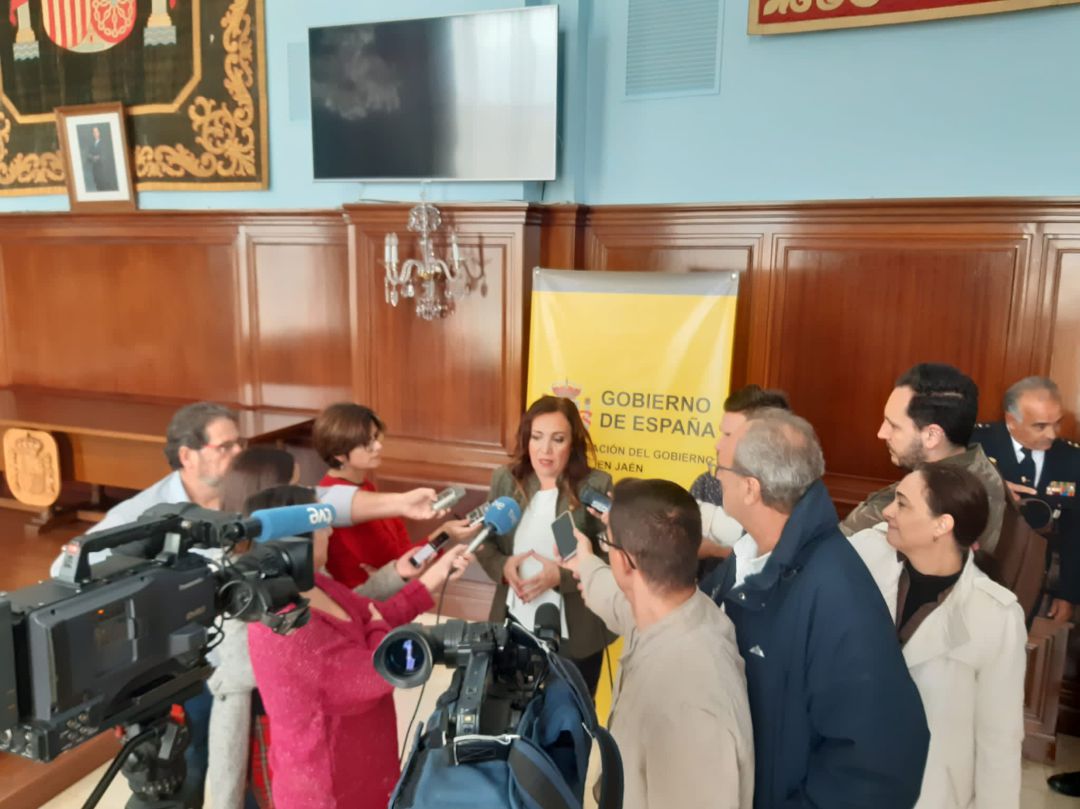 Catalina Madueño atendiendo a los medios de comunicación Catalina Madueño atendiendo a los medios de comunicación