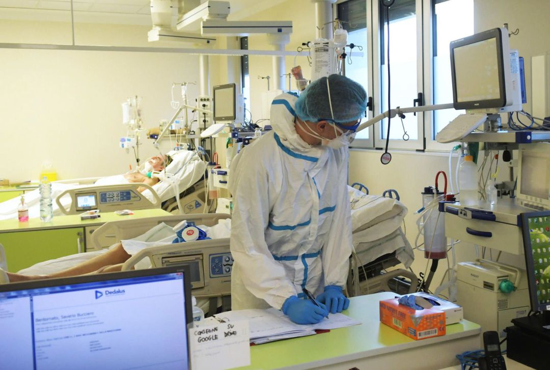 Médicos y enfermeros atendiendo a personas contagiadas por coronavirus Médicos y enfermeros atendiendo a personas contagiadas por coronavirus
