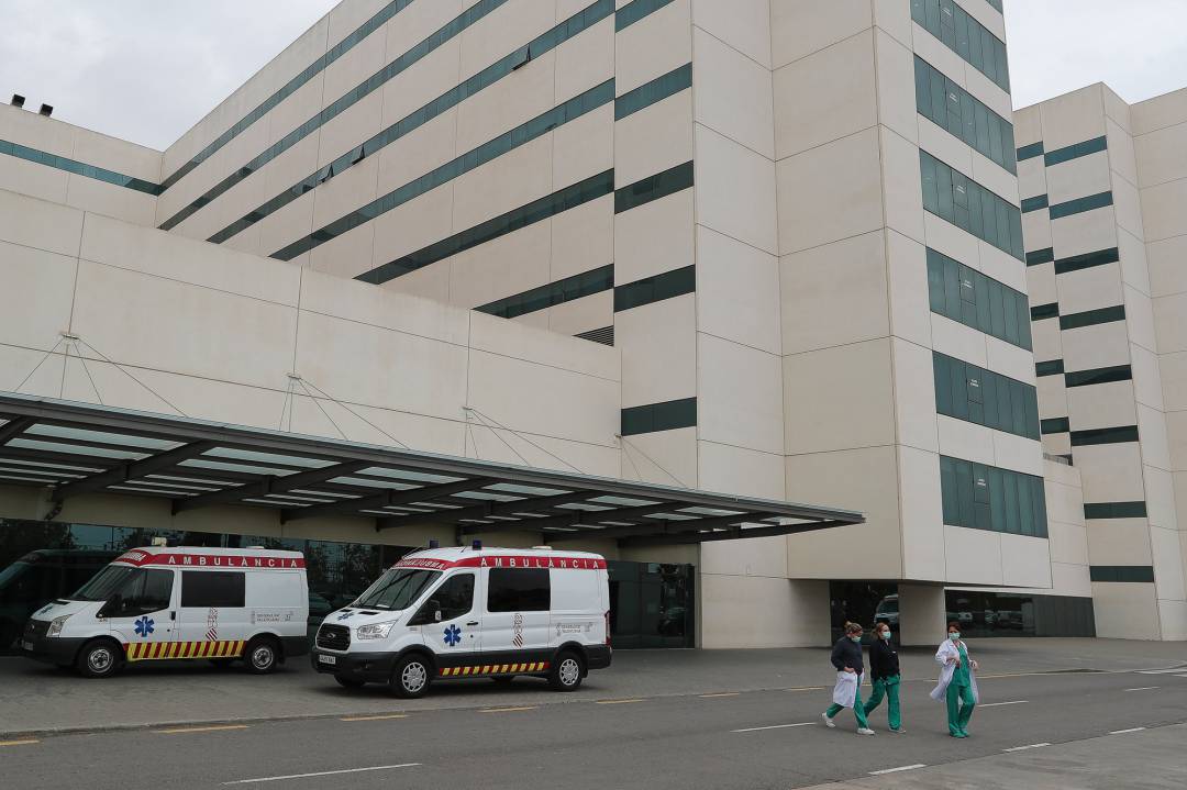 Personal sanitario se toma un descanso frente al Hospital Universitario la Fe de Valencia, uno de los centros públicos valencianos de referencia para el tratamiento de los pacientes afectados por coronavirus en Valencia Personal sanitario se toma un descanso frente al Hospital Universitario la Fe de Valencia, uno de los centros públicos valencianos de referencia para el tratamiento de los pacientes afectados por coronavirus en Valencia