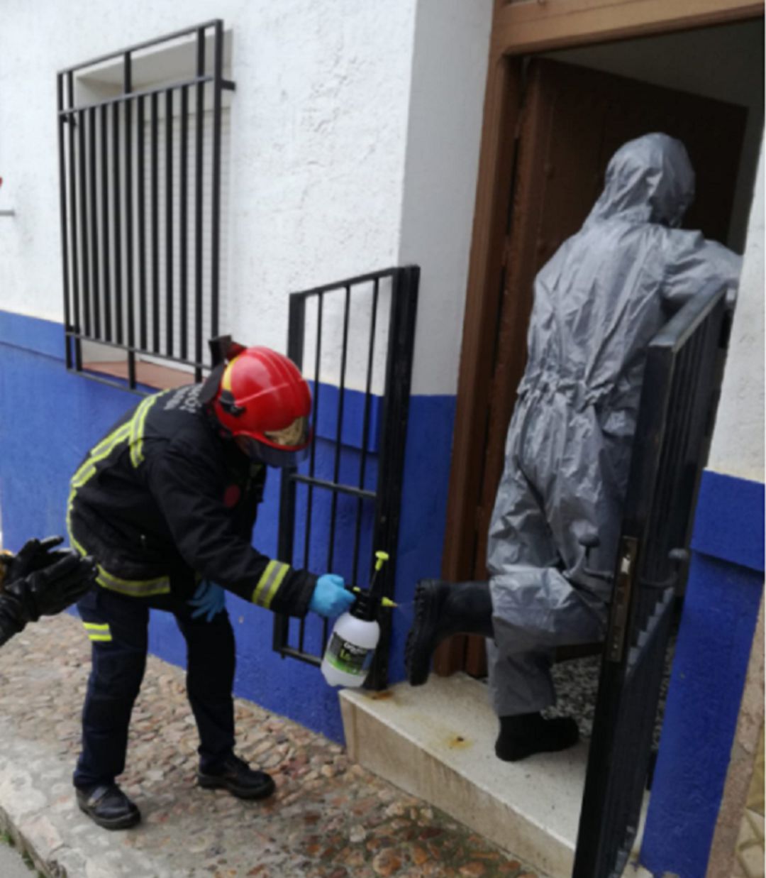Efectivos de bomberos entran en la vivienda de Campo de Criptana Efectivos de bomberos entran en la vivienda de Campo de Criptana