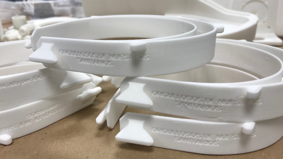 "Orgullosos de nuestros sanitarios": el mensaje de las 70 viseras fabricadas en impresión 3D en Asturias