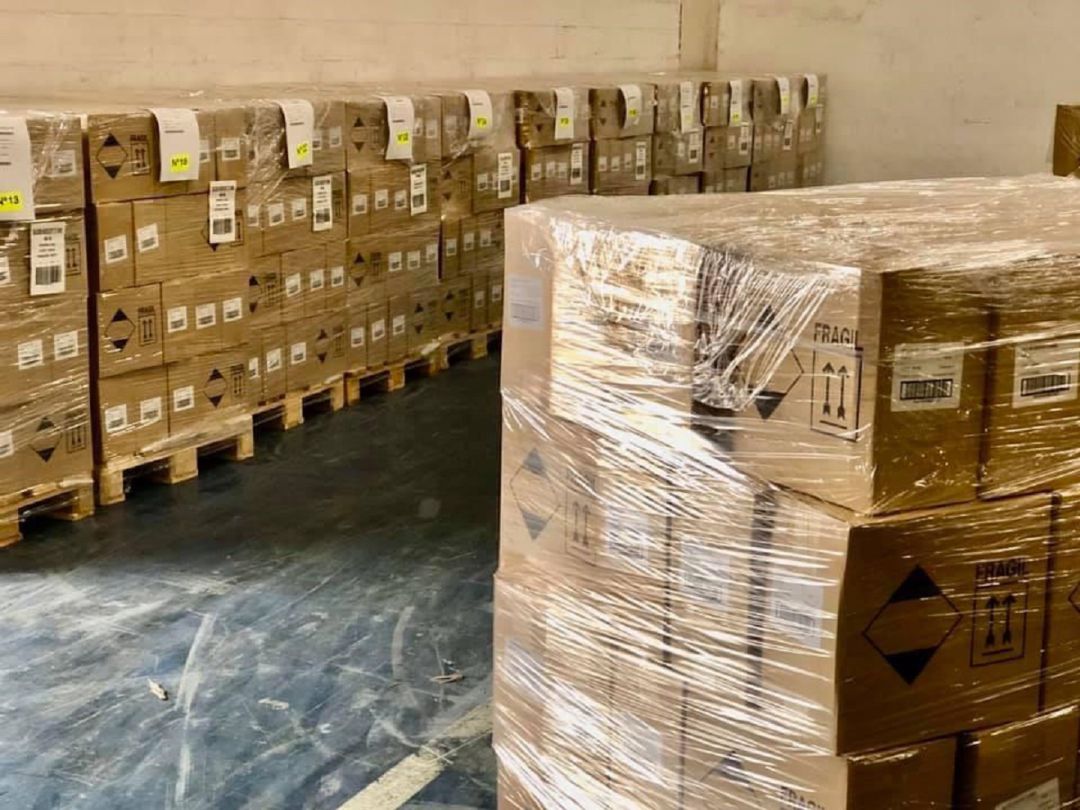 Paquetes de geles hidroalcohólicos preparados para salir de la planta logística de Meco. Paquetes de geles hidroalcohólicos preparados para salir de la planta logística de Meco.