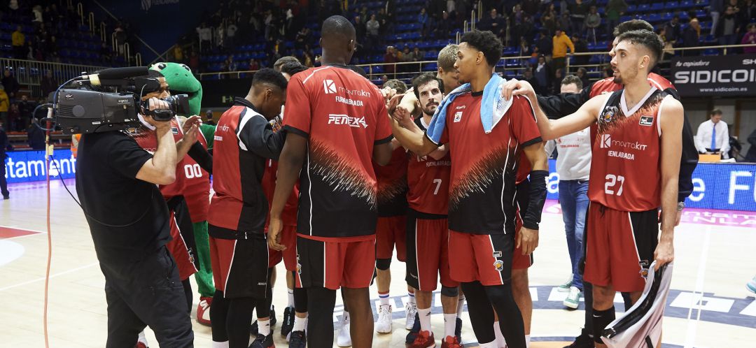 La decisión solo afectará a la plantilla; muchos de los jugadores extranjeros han viajado ya a sus países de origen. La decisión solo afectará a la plantilla; muchos de los jugadores extranjeros han viajado ya a sus países de origen.