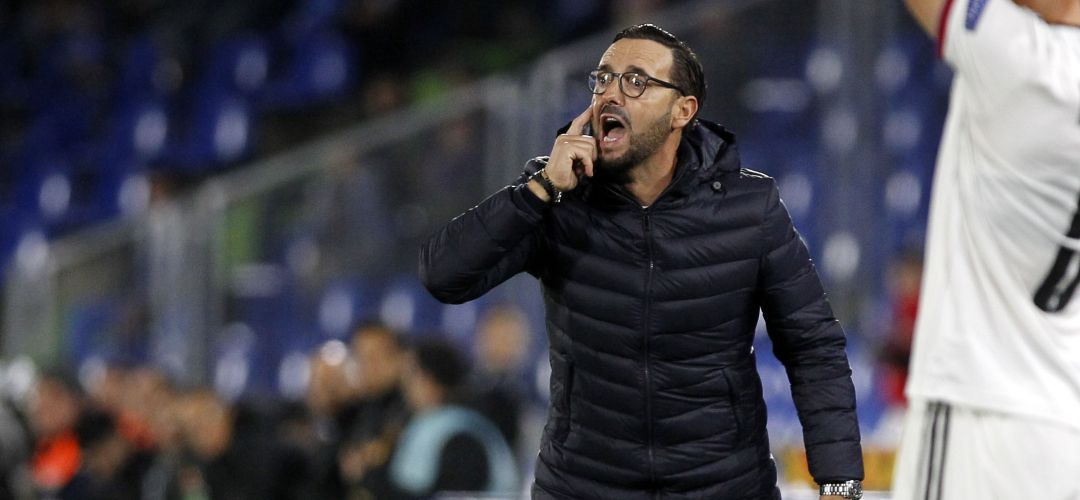 Bordalás da instrucciones a sus jugadores durante el partido de Liga Europa ante el FC Basel en el Coliseum Bordalás da instrucciones a sus jugadores durante el partido de Liga Europa ante el FC Basel en el Coliseum