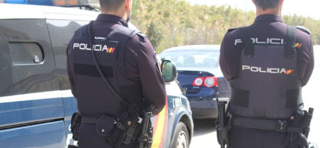 Dos agentes del cuerpo nacional de policía Dos agentes del cuerpo nacional de policía