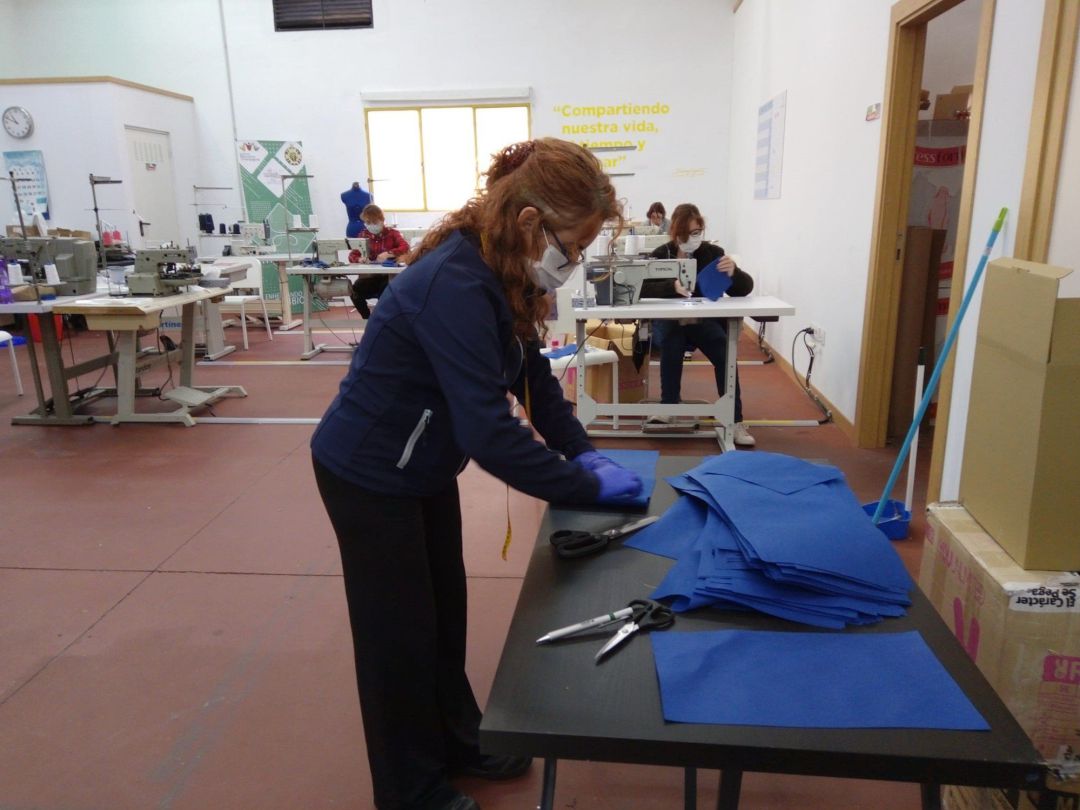 La Diputación de Málaga y "la Caixa" comienzan a fabricar mascarillas para los profesionales sanitarios y de centros y residencias para lo que contratan a 25 personas en riesgo de exclusión social La Diputación de Málaga y "la Caixa" comienzan a fabricar mascarillas para los profesionales sanitarios y de centros y residencias para lo que contratan a 25 personas en riesgo de exclusión social