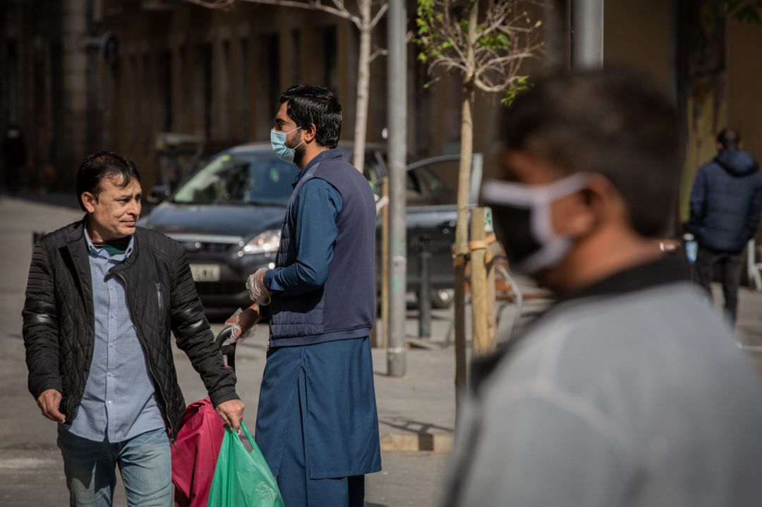 Varias personas protegidas con mascarillas durante el primer día laborable de la segunda semana desde que se decretó el estado de alarma en el país a consecuencia del coronavirus, en Barcelona. Varias personas protegidas con mascarillas durante el primer día laborable de la segunda semana desde que se decretó el estado de alarma en el país a consecuencia del coronavirus, en Barcelona.