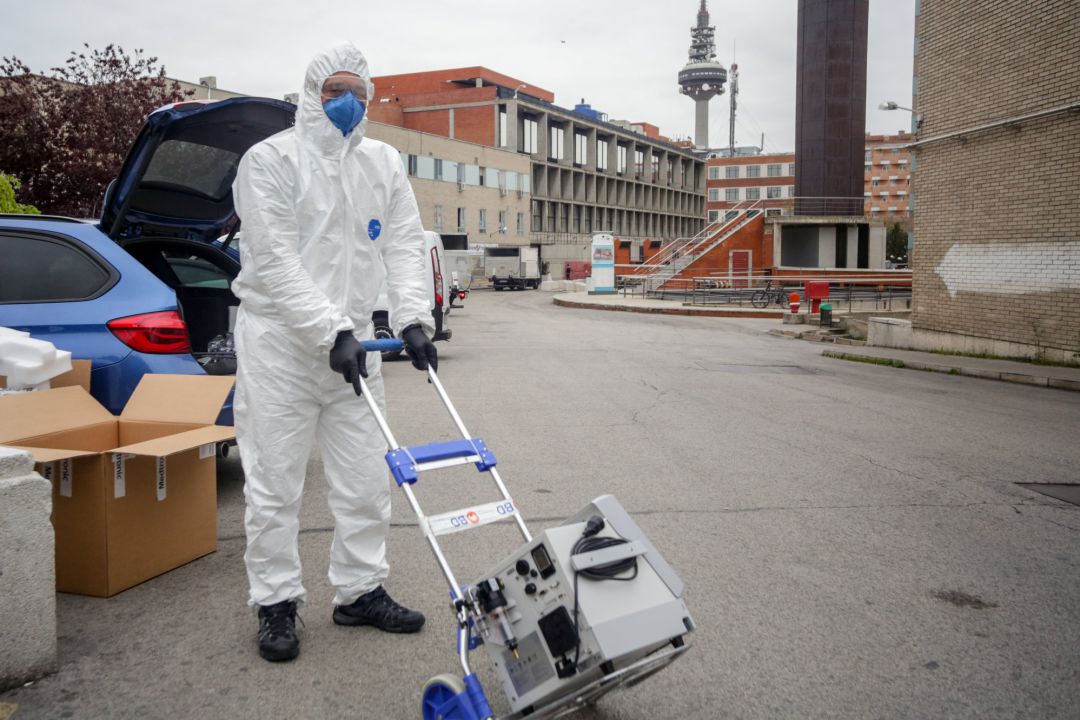 Un técnico del Hospital Gregorio Marañón (Madrid) antes de montar un respirador, elemento imprescindible para muchos pacientes enfermos de coronavirus Un técnico del Hospital Gregorio Marañón (Madrid) antes de montar un respirador, elemento imprescindible para muchos pacientes enfermos de coronavirus
