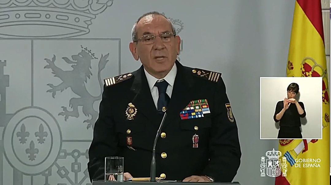 Captura de la señal de video institucional del Palacio de La Moncloa, del director operativo adjunto de la Policía Nacional, José Ángel González , durante la rueda de prensa del Comité Técnico. Captura de la señal de video institucional del Palacio de La Moncloa, del director operativo adjunto de la Policía Nacional, José Ángel González , durante la rueda de prensa del Comité Técnico.