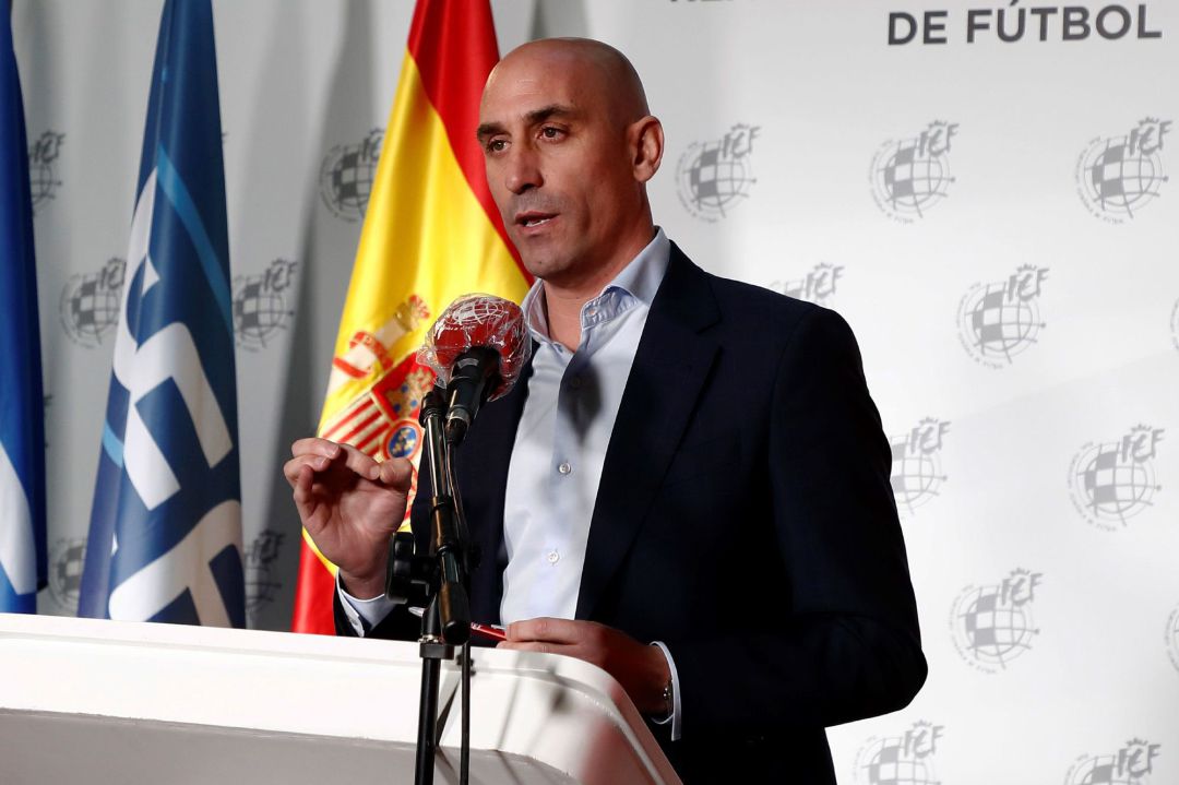 El presidente de la RFEF, Luis Rubiales, atiende a los medios. El presidente de la RFEF, Luis Rubiales, atiende a los medios.