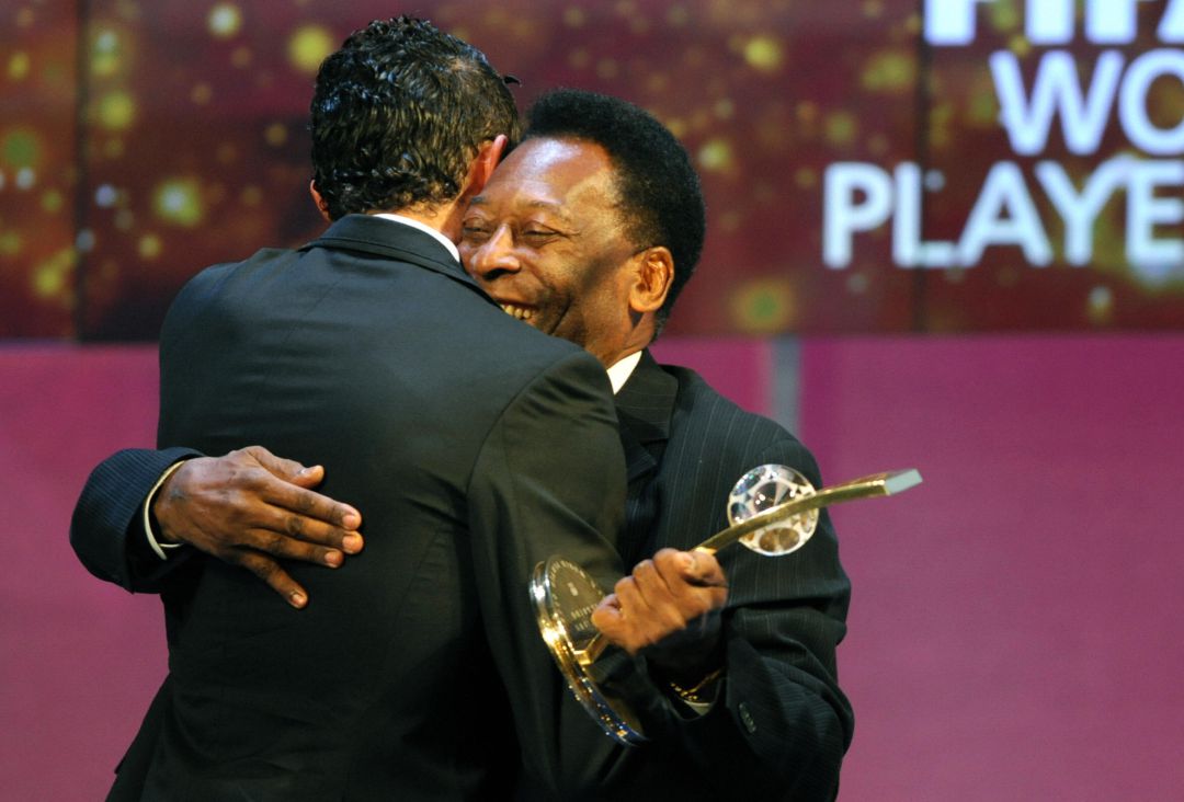 Pelé abraza a Cristiano en una gala del Balón de Oro. Pelé abraza a Cristiano en una gala del Balón de Oro.