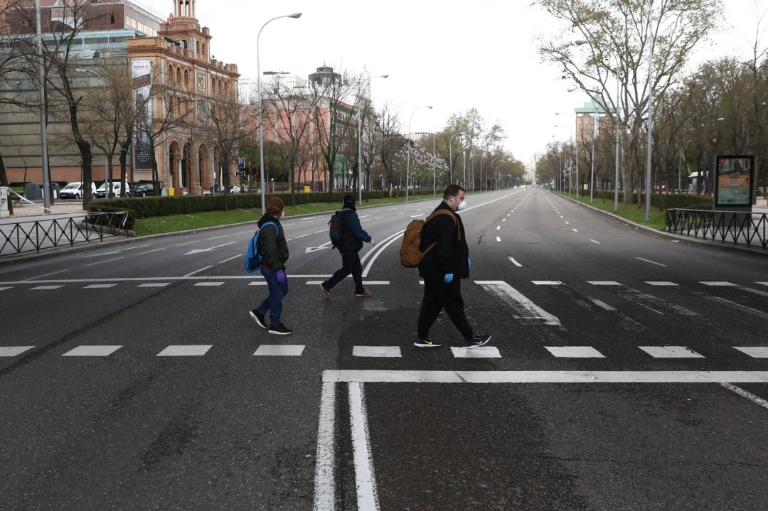 Personas cruzando el Paseo de la Castellana, en Madrid. Personas cruzando el Paseo de la Castellana, en Madrid.