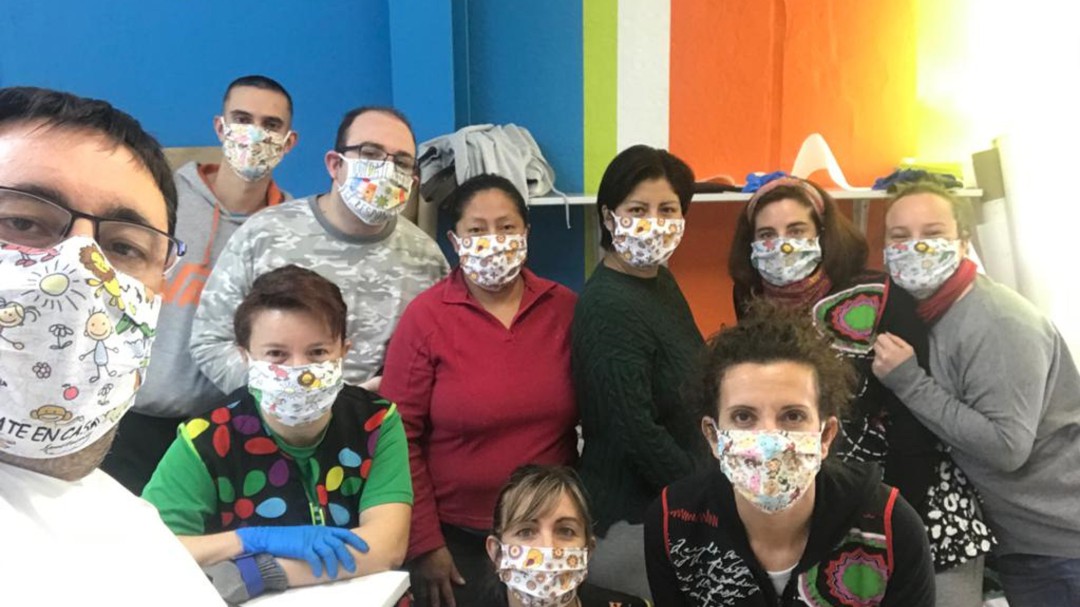 Mascarillas y batas de El Picazo para los sanitarios