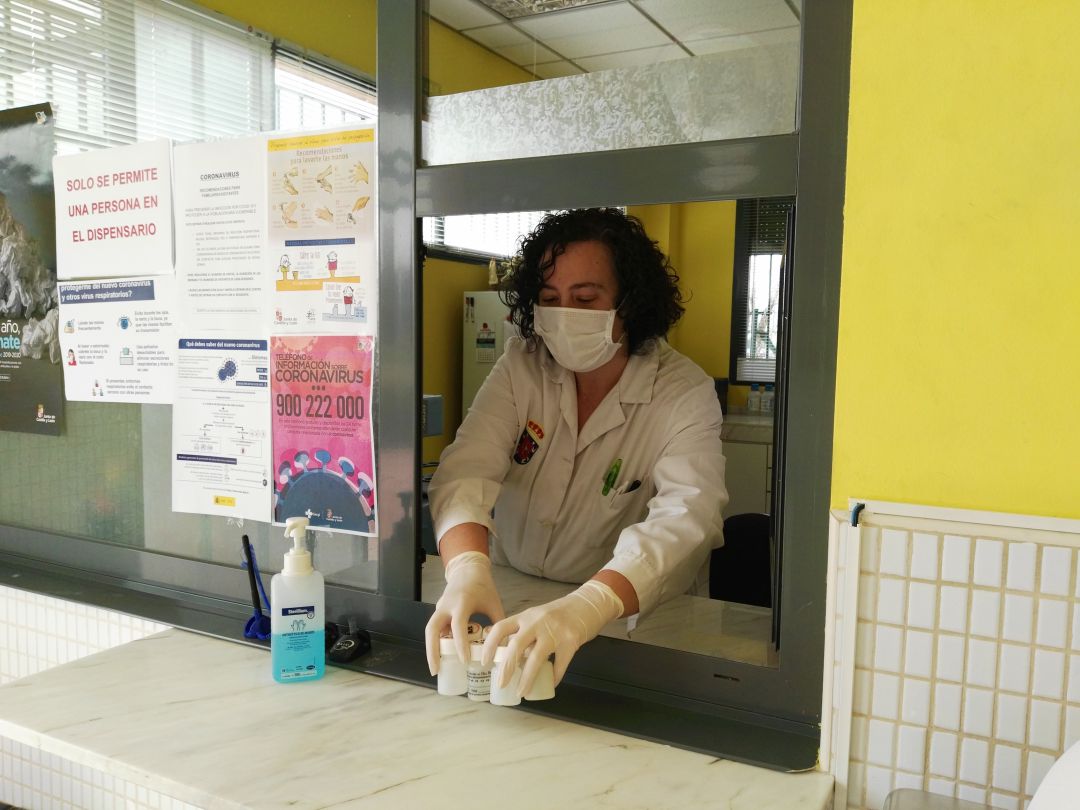 Una trabajadora prepara el tratamiento de metadona Una trabajadora prepara el tratamiento de metadona