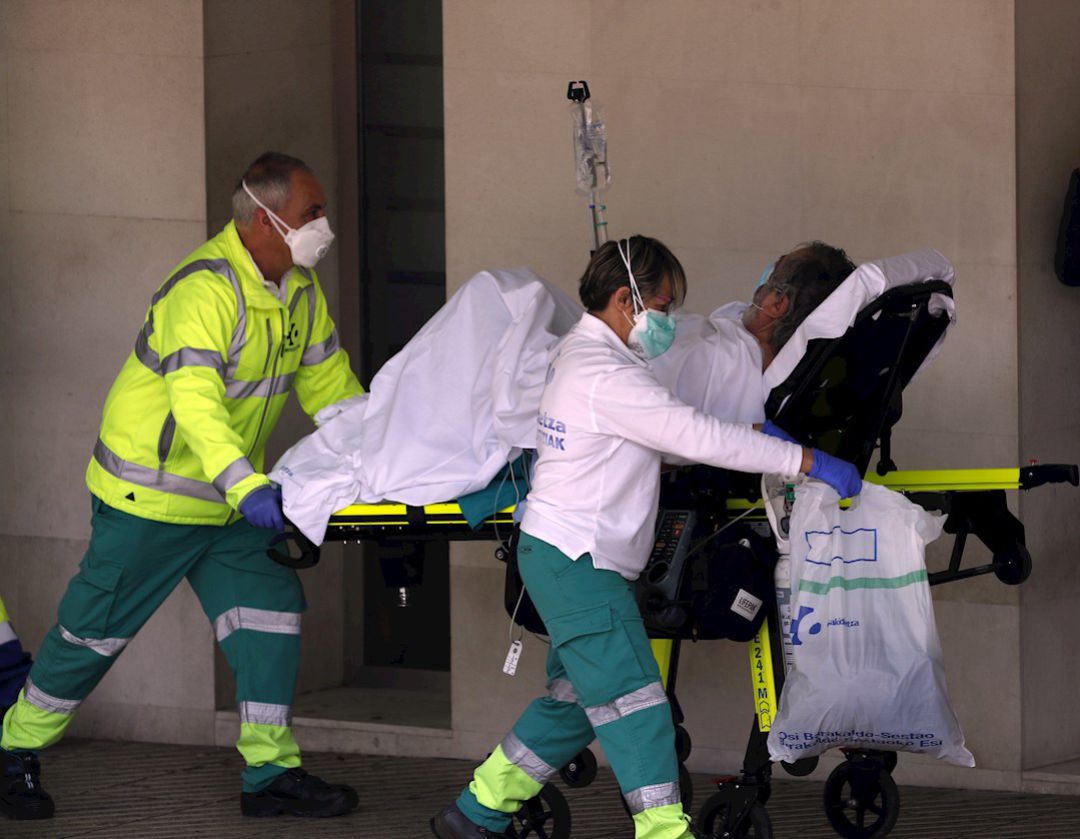 Sanitarios trasladan a un enfermo Sanitarios trasladan a un enfermo