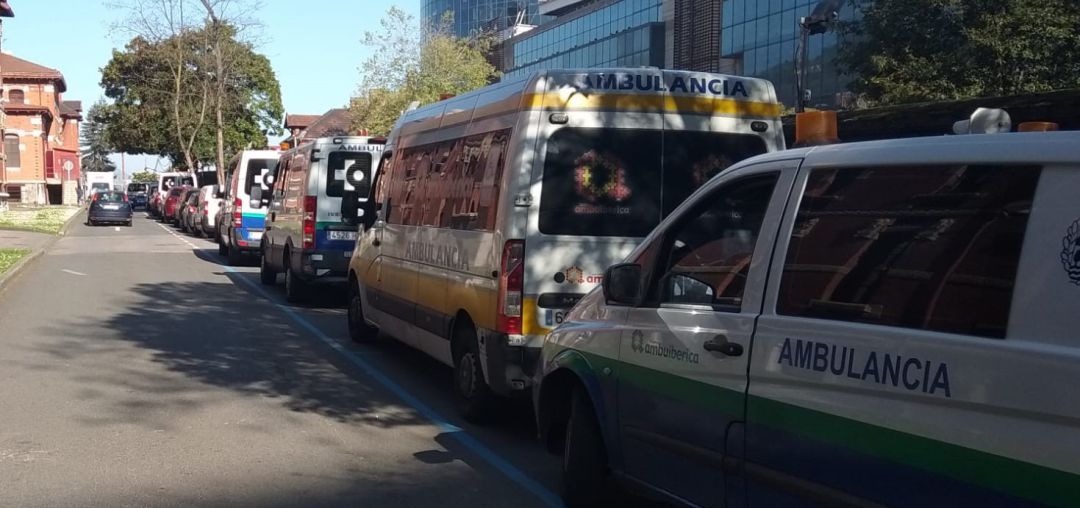 La fila de ambulancias sin actividad se apilaba el pasado martes en el Hospital de Basurto. La fila de ambulancias sin actividad se apilaba el pasado martes en el Hospital de Basurto.
