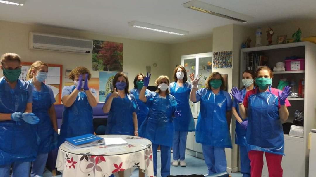 Foto de trabajadoras con las mascarillas y petos que se han fabricado y han utilizado hasta hoy. Foto de trabajadoras con las mascarillas y petos que se han fabricado y han utilizado hasta hoy.