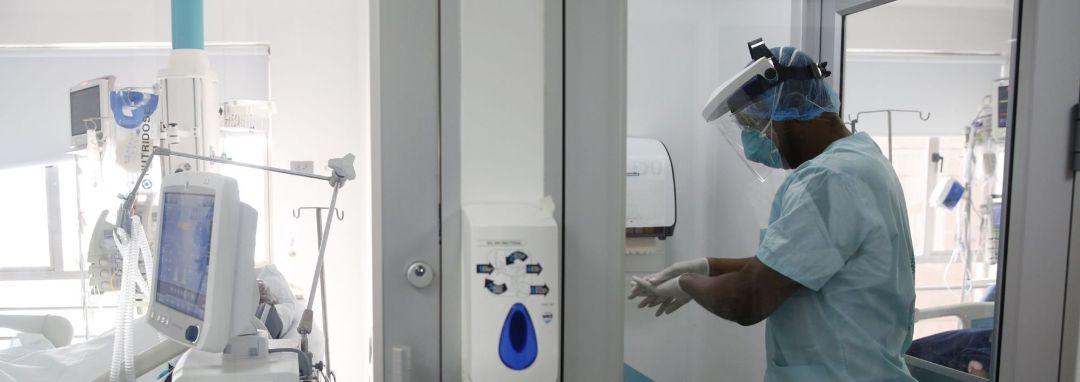 Un enfermero se prepara para ingresar en la unidad de cuidados intensivos Un enfermero se prepara para ingresar en la unidad de cuidados intensivos