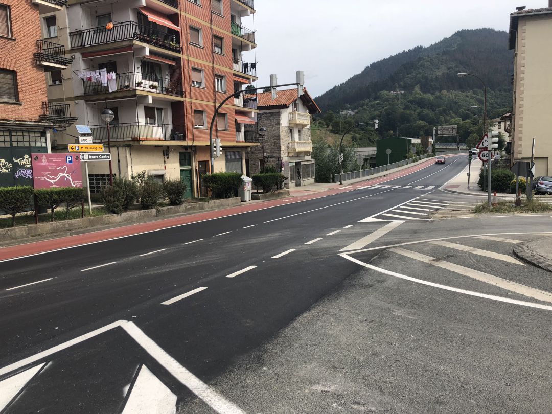 Las calles de Ermua registran un escaso tránsito de peatones y vehículos Las calles de Ermua registran un escaso tránsito de peatones y vehículos