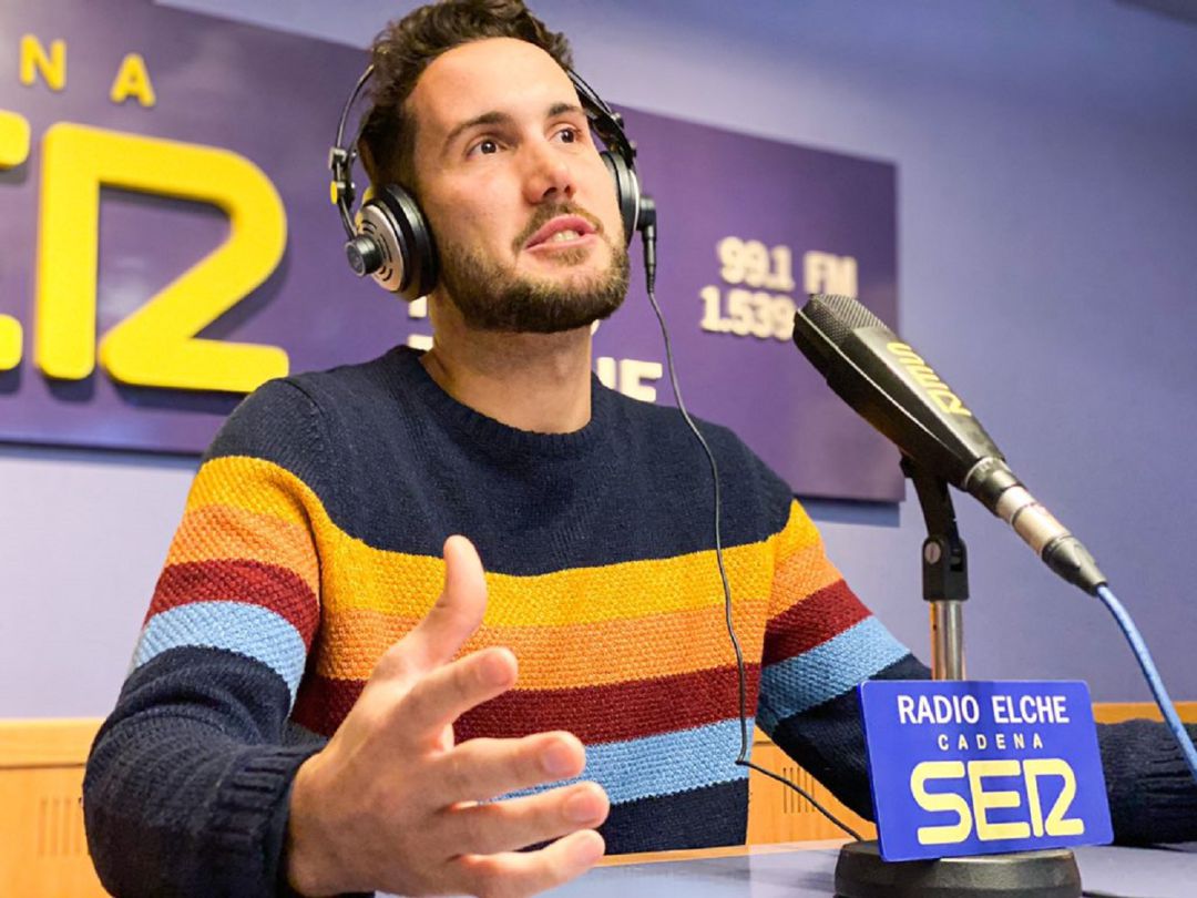 Raúl Martínez en los estudios de Radio Elche Cadena SER Raúl Martínez en los estudios de Radio Elche Cadena SER