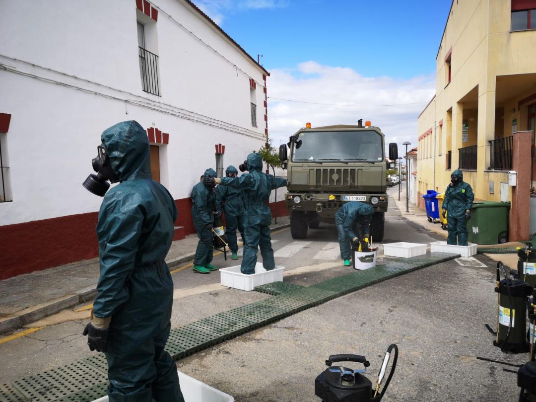 Soldados del Ejercito de Tierra, Brigada Extremadura XI reallizando acciones de desinfección con equipo NBQ Soldados del Ejercito de Tierra, Brigada Extremadura XI reallizando acciones de desinfección con equipo NBQ