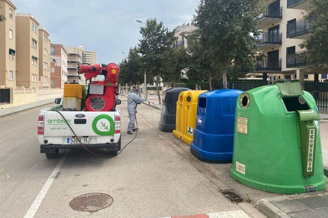 Trabajos de desinfección de Bellreguard y su playa Trabajos de desinfección de Bellreguard y su playa