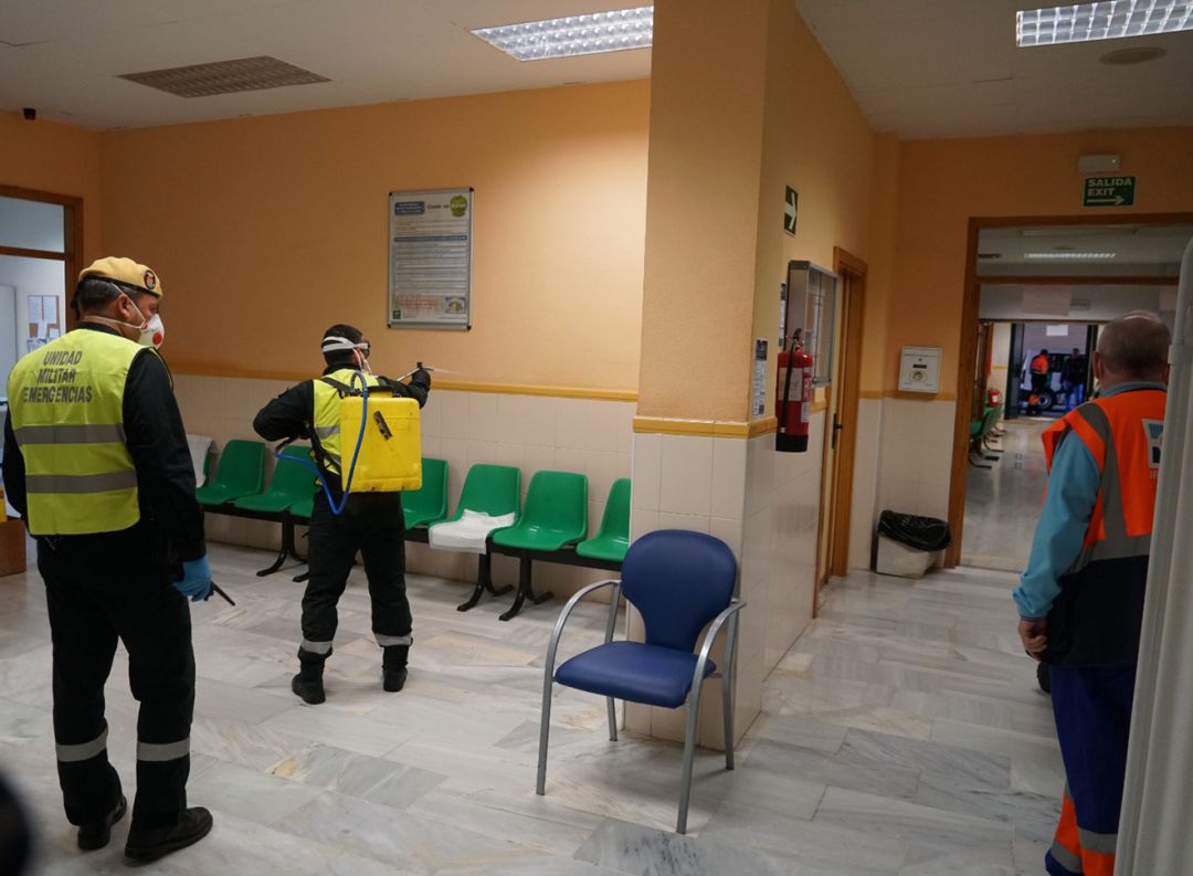Militares de la UME desinfectan zonas comunes en el hospital Virgen de las Nieves de Granada Militares de la UME desinfectan zonas comunes en el hospital Virgen de las Nieves de Granada