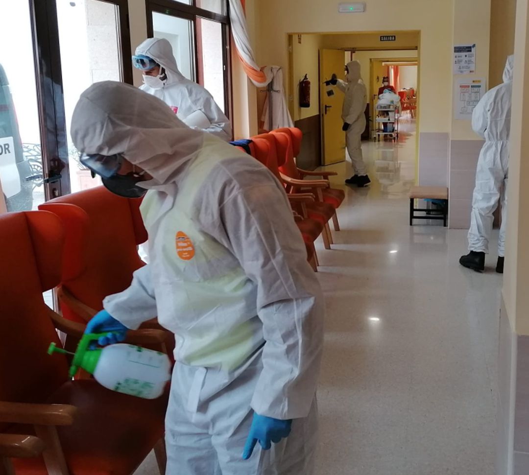 Militares de la UME realizan tareas de desinfección este miércoles en la residencia de mayores La Misericordia en Loja (Granada) Militares de la UME realizan tareas de desinfección este miércoles en la residencia de mayores La Misericordia en Loja (Granada)