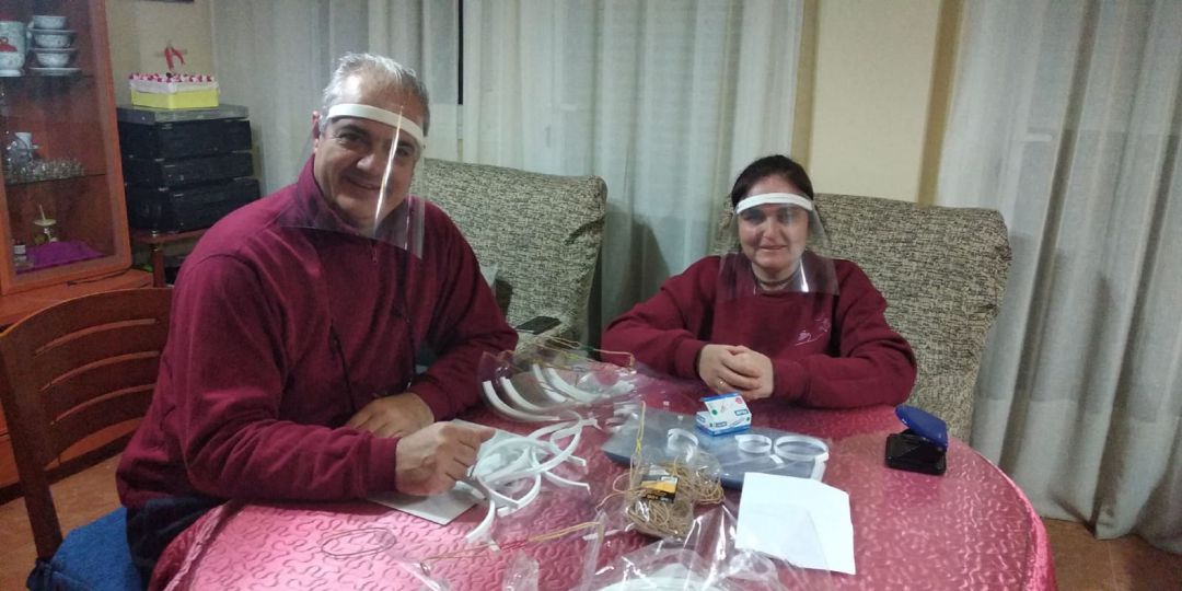 Jose y Sagrario fabrican mascarillas caseras para quien las necesite, de forma altruista. Jose y Sagrario fabrican mascarillas caseras para quien las necesite, de forma altruista.