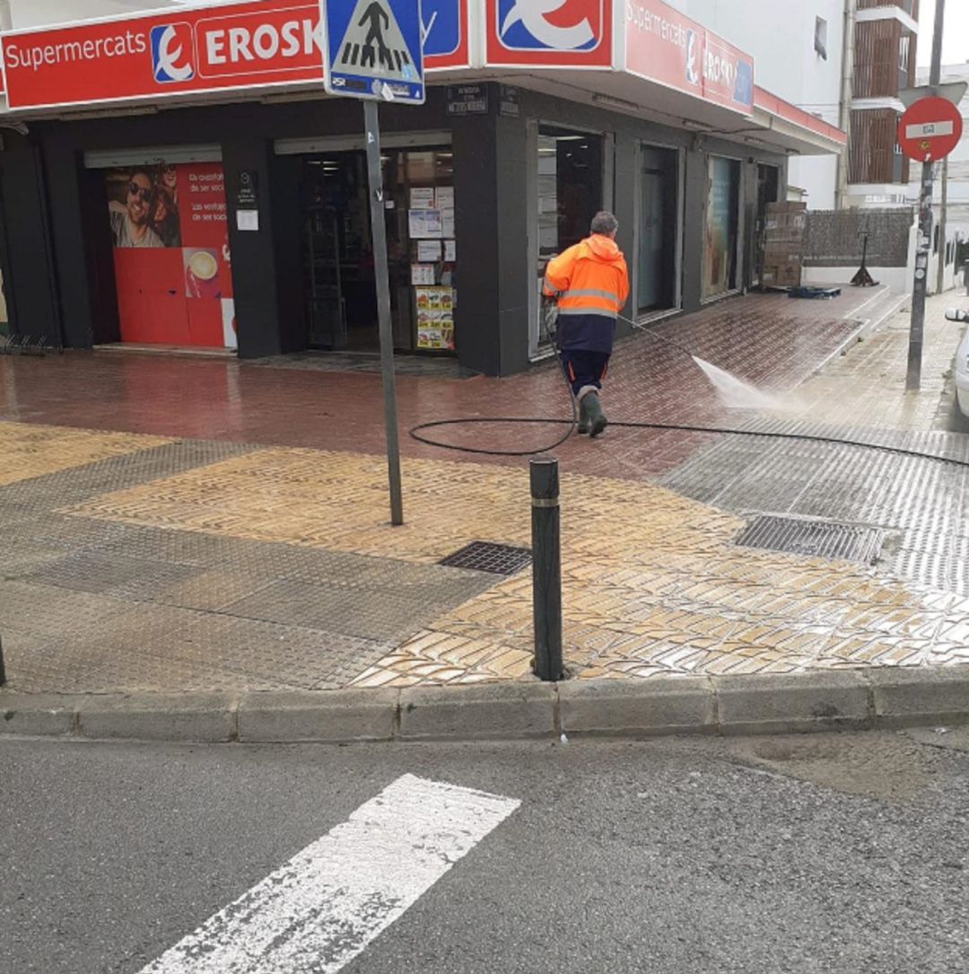Tareas de limpieza en las inmediaciones de un supermercado. Tareas de limpieza en las inmediaciones de un supermercado.