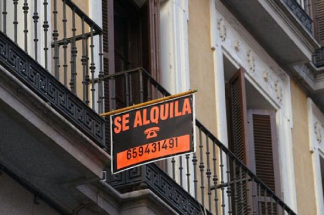 Cartel del alquiler en un piso Cartel del alquiler en un piso