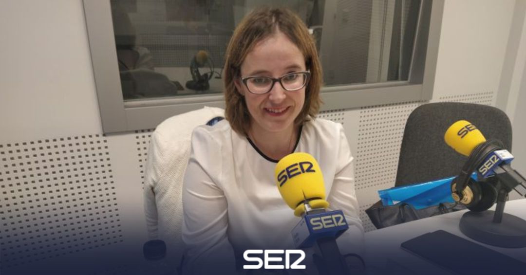 Leire Zubitur, gerente de la Mancomunidad en una de las entrevistas realizada en los estudios de Radio Irun. Leire Zubitur, gerente de la Mancomunidad en una de las entrevistas realizada en los estudios de Radio Irun.