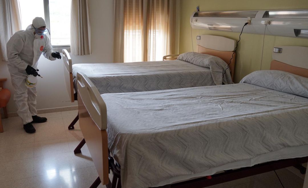 Una persona desinfecta una habitación de la Residencia de Mayores 'Santa Teresa' de Jaén. Una persona desinfecta una habitación de la Residencia de Mayores 'Santa Teresa' de Jaén.