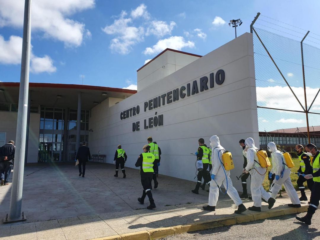 La UME desinfecta el centro penitenciario de Mansilla La UME desinfecta el centro penitenciario de Mansilla